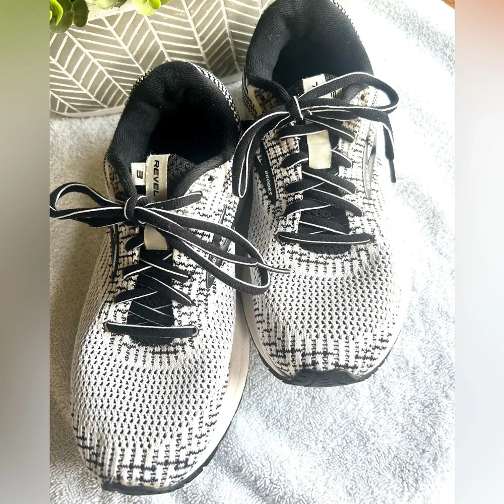 Brooks Revel 3 athletic shoes Very Good condition - Picture 2 of 6